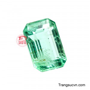 Sắc xanh lục tự nhiên trải qua các lớp sắc độ khác nhau, tạo nên chiều sâu thị giác và những điểm phản chiếu sống động khi viên đá đón ánh sáng.