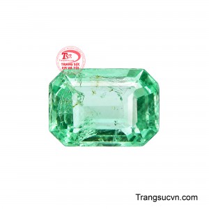 Thiết kế cắt góc giúp đường nét viên Emerald trở nên sắc sảo, đồng thời làm nổi bật hệ giác cắt và vẻ sáng bóng đặc trưng của đá quý. 