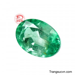 Dáng oval giúp tổng thể viên đá mềm mại, sang trọng và dễ ứng dụng trong nhẫn nữ, mặt dây chuyền hoặc các thiết kế trang sức Emerald cao cấp. 