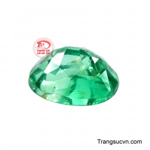 Với vẻ đẹp tự nhiên được tiết chế vừa phải, Lục Bảo Minh Châu phù hợp làm điểm nhấn cho những thiết kế đề cao sự độc bản và giá trị của viên đá nguyên bản.