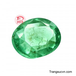 Những đường vân và bao thể tự nhiên bên trong tạo nên dấu ấn riêng, giúp viên đá giữ được vẻ đẹp chân thực và độc bản. 