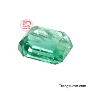 Emerald Lục Bảo Ngọc Khê gợi hình ảnh dòng nước xanh ngọc không ngừng lưu chuyển, tượng trưng cho sinh khí, sự hanh thông và nguồn năng lượng tích cực, cầu chúc tài lộc, bình an và sự phát triển bền vững. 