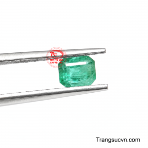 Viên emerald có giấy kiểm định là lựa chọn dành cho những khách hàng đề cao sự minh bạch và giá trị lâu dài của đá quý. 
