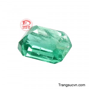 Emerald Lục Bảo Ngọc Khê gợi hình ảnh dòng nước xanh ngọc không ngừng lưu chuyển, tượng trưng cho sinh khí, sự hanh thông và nguồn năng lượng tích cực, cầu chúc tài lộc, bình an và sự phát triển bền vững. 