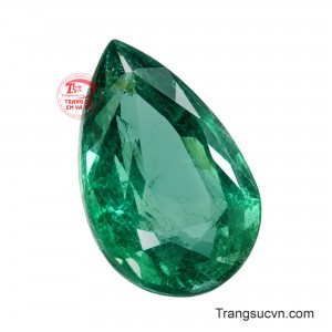 Viên đá gây ấn tượng với sắc xanh lục bảo đậm, giàu chiều sâu, cùng hiệu ứng ánh quang sống động.
