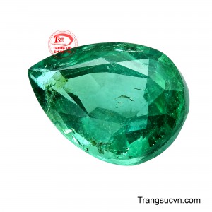 Dáng giọt nước cân đối cùng kích thước nổi bật giúp Lục Bảo Ngọc Vũ thích hợp làm tâm điểm cho mặt dây chuyền, nhẫn hoặc một thiết kế trang sức cao cấp.