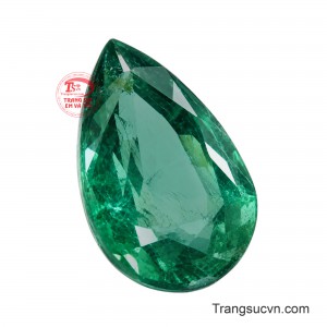 Viên đá gây ấn tượng với sắc xanh lục bảo đậm, giàu chiều sâu, cùng hiệu ứng ánh quang sống động. 