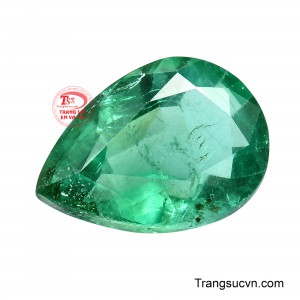 Đây là một viên Emerald mang vẻ đẹp thanh quý, huyền ảo và giàu sức hút, phù hợp với những thiết kế tôn vinh vẻ đẹp tự nhiên của đá quý. 