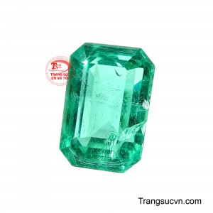 Hình khối cân đối giúp các mặt cắt đón sáng hài hòa, làm nổi bật chiều sâu và hiệu ứng phản quang tự nhiên bên trong viên đá. 