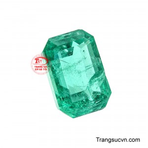 Sắc xanh lục của Emerald mang cảm giác tươi mát, giàu sức sống, càng trở nên cuốn hút khi ánh sáng lướt qua từng tầng giác. 