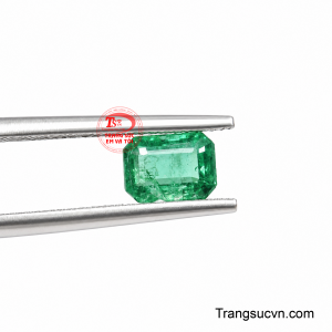 Viên đá thích hợp làm điểm nhấn trung tâm cho nhẫn, mặt dây chuyền hoặc các thiết kế trang sức Emerald cao cấp, nơi hình khối và sắc xanh được tôn lên tối đa.