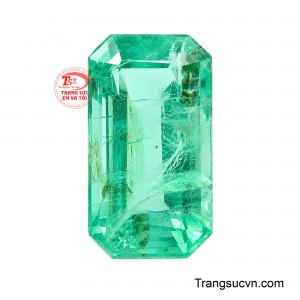 Emerald Lục Bảo Phú Quý sở hữu dáng chữ nhật cắt góc thanh lịch, nổi bật với sắc lục nhạt trong trẻo và dịu mắt. 