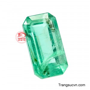 Sắc lục sáng mang đến cảm giác thanh tao, sang trọng nhưng vẫn giữ được vẻ đẹp tự nhiên đặc trưng của Emerald. 