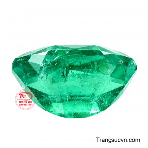 Dáng oval thanh thoát kết hợp cùng sắc xanh lục bảo làm nổi bật khả năng phản chiếu ánh sáng của viên đá qua từng giác cắt. 