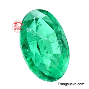 Đây là một viên Emerald Colombia tự nhiên mang vẻ đẹp nguyên bản, phù hợp với những thiết kế trang sức cao cấp đề cao màu sắc, nguồn gốc và dấu ấn tự nhiên của viên ngọc. 