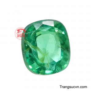 Những bao thể tự nhiên bên trong được giữ lại tạo nên dấu ấn riêng biệt của Emerald tự nhiên.