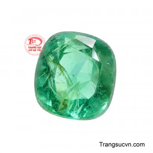 Sắc xanh tạo cảm giác như đang chuyển động theo từng góc nhìn, tựa một dải vũ sắc trong lòng ngọc. 