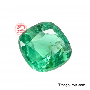 Emerald thường được gắn với sinh khí, sự cân bằng, phát triển và nguồn năng lượng tích cực, phù hợp với hình tượng tài lộc và thịnh vượng.