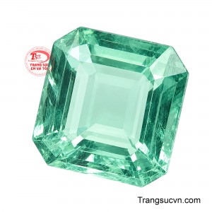 Các mặt cắt được thể hiện rõ nét, giúp ánh sáng phản chiếu linh hoạt và làm nổi bật sắc xanh bên trong. 