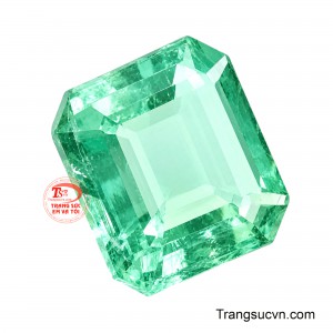 Viên đá sở hữu vẻ đẹp tự nhiên với những bao thể đặc trưng, góp phần tạo nên chiều sâu và dấu ấn riêng.