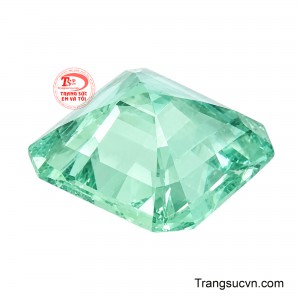 Các mặt cắt được thể hiện rõ nét, giúp ánh sáng phản chiếu linh hoạt và làm nổi bật sắc xanh bên trong. 