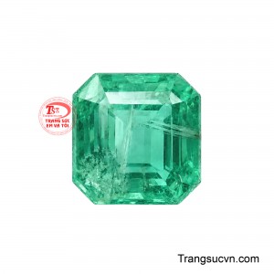 Emerald Lục Bảo Thiên Phúc sở hữu dáng cắt chữ nhật bo góc thanh lịch, tạo nên tổng thể cân đối và sang trọng. 