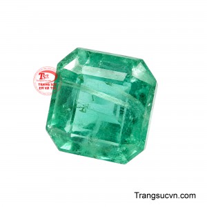 Viên đá nổi bật với sắc xanh lục bảo tươi mát, độ trong tốt cùng hiệu ứng ánh sáng chuyển động rõ nét giữa các mặt cắt. 