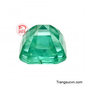 Bên trong viên Emerald hiện diện các bao thể, đường vân và cấu trúc tự nhiên đặc trưng, góp phần tạo nên dấu ấn riêng không trùng lặp.
