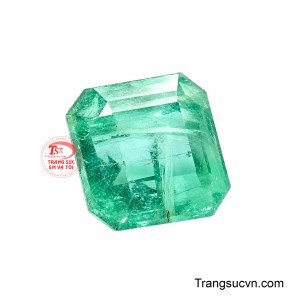 Viên đá nổi bật với sắc xanh lục bảo tươi mát, độ trong tốt cùng hiệu ứng ánh sáng chuyển động rõ nét giữa các mặt cắt. 
