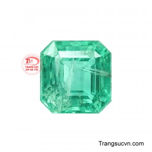 Emerald Lục Bảo Thiên Phúc sở hữu dáng cắt chữ nhật bo góc thanh lịch, tạo nên tổng thể cân đối và sang trọng. 
