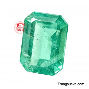 Viên đá nổi bật với sắc xanh lục bảo tươi sáng, độ trong vừa phải cùng ánh xanh lan tỏa sâu trong lòng đá. 