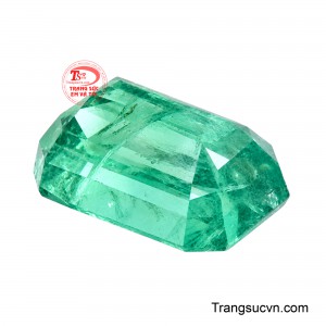 Đây là viên Emerald phù hợp với những thiết kế trang sức đề cao vẻ đẹp tự nhiên, sự sang trọng và ý nghĩa bình an trường tồn. 