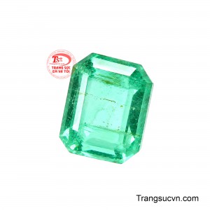 Sắc xanh lục tự nhiên mang vẻ trong trẻo, gợi liên tưởng đến những tầng mây ngọc giao hòa cùng ánh sáng. 