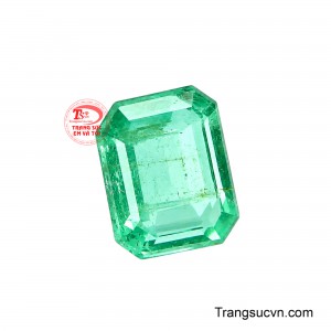Các mặt cắt phản chiếu nhẹ nhàng, giúp viên đá tạo hiệu ứng ánh sáng tinh tế mà vẫn giữ được vẻ đẹp tự nhiên đặc trưng của Emerald. 