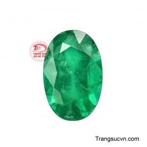 Emerald Lục Bảo Vượng Cát gây ấn tượng ngay từ dáng oval thuôn dài, sắc xanh chuyển động nhiều lớp đa sắc độ, tạo nên hiệu ứng như ánh sáng đang lan tỏa từ bên trong. 