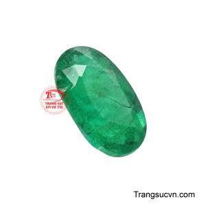 Các bao thể tự nhiên được giữ lại như một phần ký ức địa chất của viên Emerald, làm tăng cảm giác chân thực và chiều sâu thị giác. 
