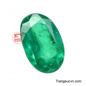 Bề mặt được mài cabochon đa giác, kết hợp những mặt giác lớn ở phần đỉnh giúp ánh sáng phản chiếu tự nhiên và tạo điểm nhấn rực rỡ. 
