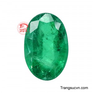 Emerald Lục Bảo Vượng Ngọc mang dáng oval mềm mại, tạo cảm giác cân đối và thanh thoát, nổi bật với sắc xanh lục bảo đậm giàu sức sống. 