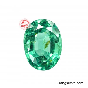 Emerald Lục Bảo Vượng Phúc sở hữu dáng oval cân đối giúp ánh sáng lan tỏa mềm mại qua các mặt cắt, tạo hiệu ứng lấp lánh tinh tế khi thay đổi góc nhìn. 