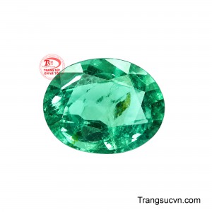 Bên trong viên đá lưu giữ những bao thể và đường vân tự nhiên, góp phần tạo nên dấu ấn riêng biệt của một viên Emerald thiên nhiên.