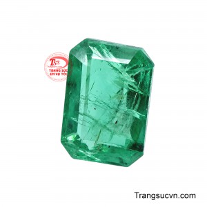 Sắc xanh lục tự nhiên mang chiều sâu, nổi bật qua hệ thống giác cắt giúp viên đá bắt sáng tinh tế.