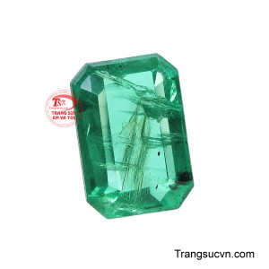 Bên trong viên Emerald vẫn hiện diện những bao thể và cấu trúc tự nhiên đặc trưng, tạo nên vẻ đẹp riêng biệt và chân thực. 