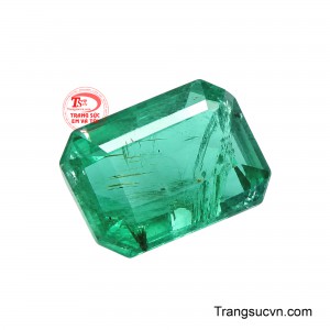 Thiết kế chữ nhật cắt góc giúp ánh sáng lan tỏa đều, làm tăng cảm giác trong trẻo và chiều sâu của viên đá.