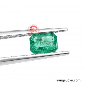 Viên đá phù hợp làm tâm điểm cho nhẫn, mặt dây hoặc các thiết kế trang sức cao cấp.