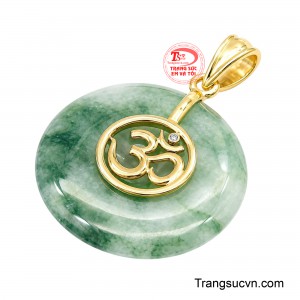 Mặt đá dáng đồng điếu tròn bản lớn nổi bật với sắc xanh lục tự nhiên, những mảng vân và sắc độ chuyển biến tạo chiều sâu cho viên đá. 