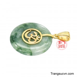 Trung tâm là họa tiết bằng vàng được tạo hình chắc nét, tạo vẻ sang trọng và nam tính.