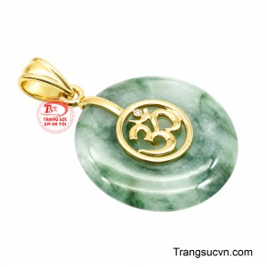 Khung vàng bao quanh mặt đá cùng phần móc chắc chắn giúp tổng thể cân đối, phù hợp khi phối với dây chuyền vàng hoặc dây da dành cho nam.