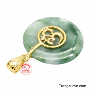 Sự kết hợp giữa cẩm thạch xanh và vàng tạo nên diện mạo trầm, sang và có khí chất.