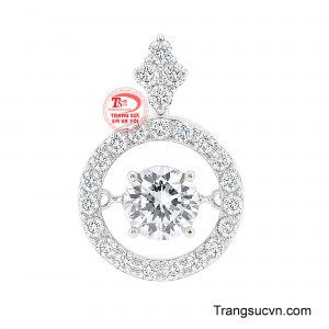 Mặt Dây Chuyền Ánh Sao Viên Mãn tựa một quầng sáng thu nhỏ, nơi từng đường nét được sắp đặt hài hòa để kể câu chuyện về vẻ đẹp trọn đầy. 