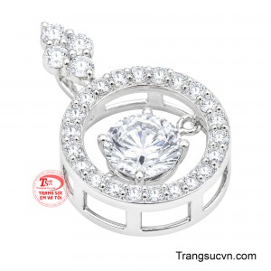 Viên đá chủ ở trung tâm nổi bật như một vì tinh tú, bắt lấy ánh sáng qua từng giác cắt và lan tỏa những tia lấp lánh đầy mê hoặc. 
